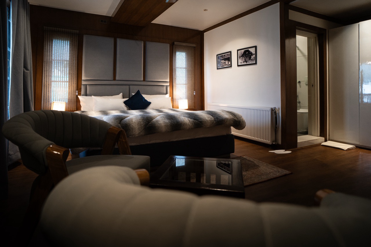 Riverview Premium — bedroom with river view